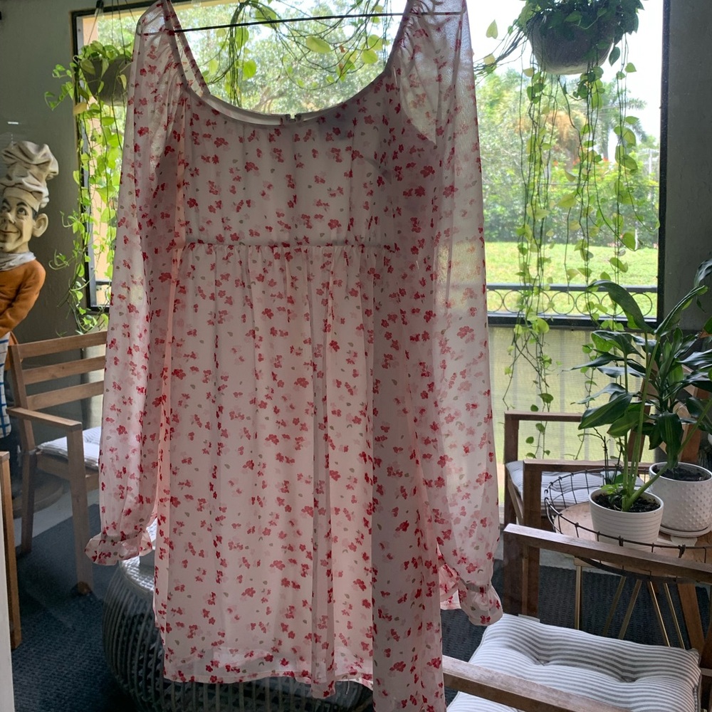 Cute summer dress. Sheer sleeves. I’m a size 5 fits great.